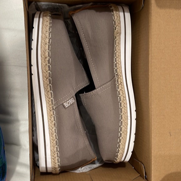 **FLASH SALE** BOBS from Skechers Taupe size 6.5 NIB - Picture 4 of 4